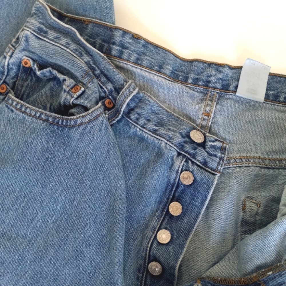 VINTAGE Levi's 501 Men's Button Fly Light Wash Blue Denim Jeans 38 x 30 Flawed - Picture 4 of 9